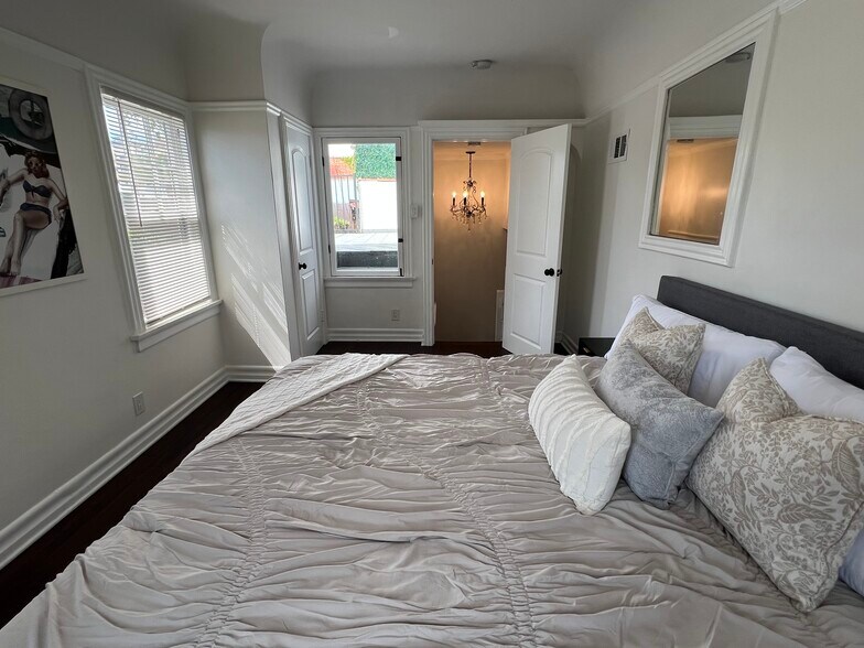 Building Photo - 7865 Willoughby Ave