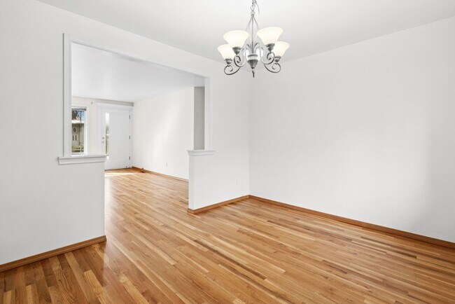 Building Photo - 3Bd/1.75Ba Bellevue House