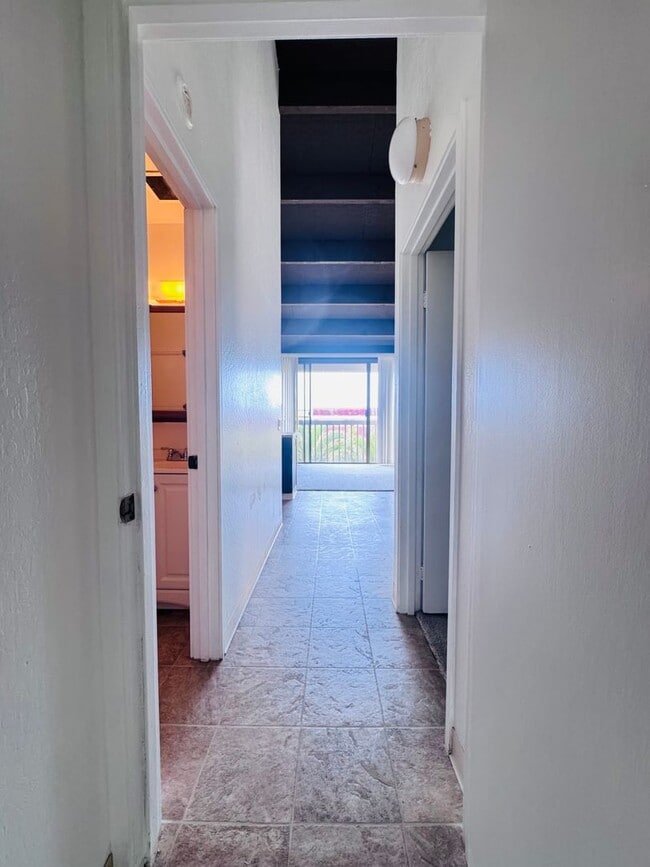 Building Photo - 2 bedroom Townhouse in Makaha Valley