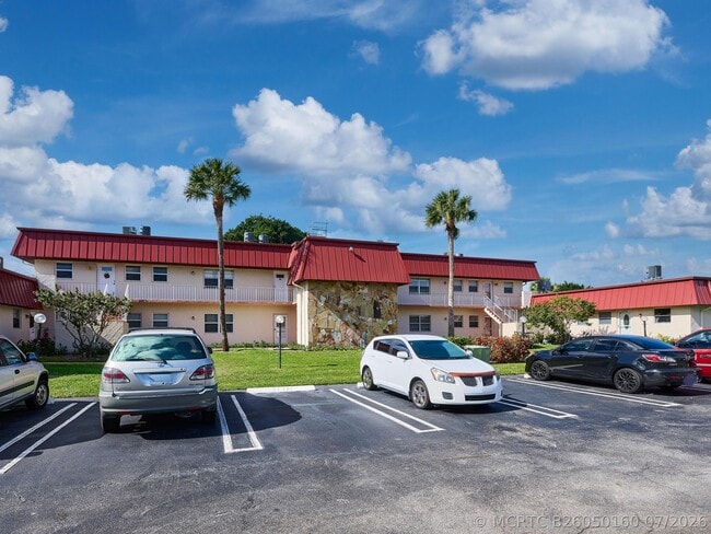 Building Photo - 12021 W Greenway Dr