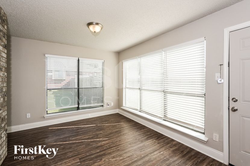 Building Photo - 911 Blewitt Dr