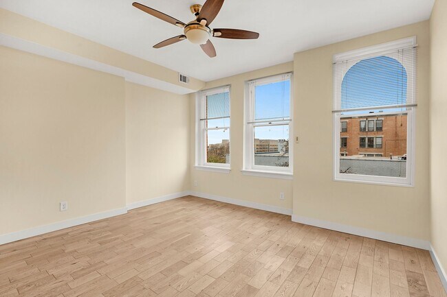 Building Photo - 212 E Chase St