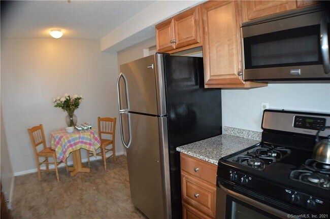 Building Photo - 190 Kings Hwy E