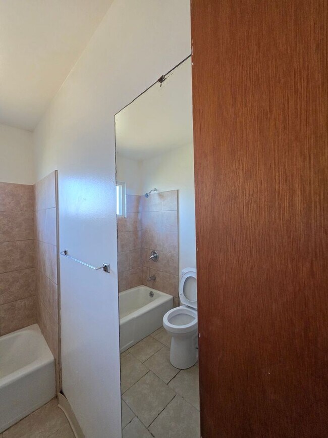 Building Photo - Spacious Home!!