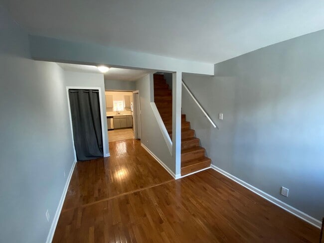 Building Photo - Lovely & Renovated Seton Hill 2bd + den/2b...