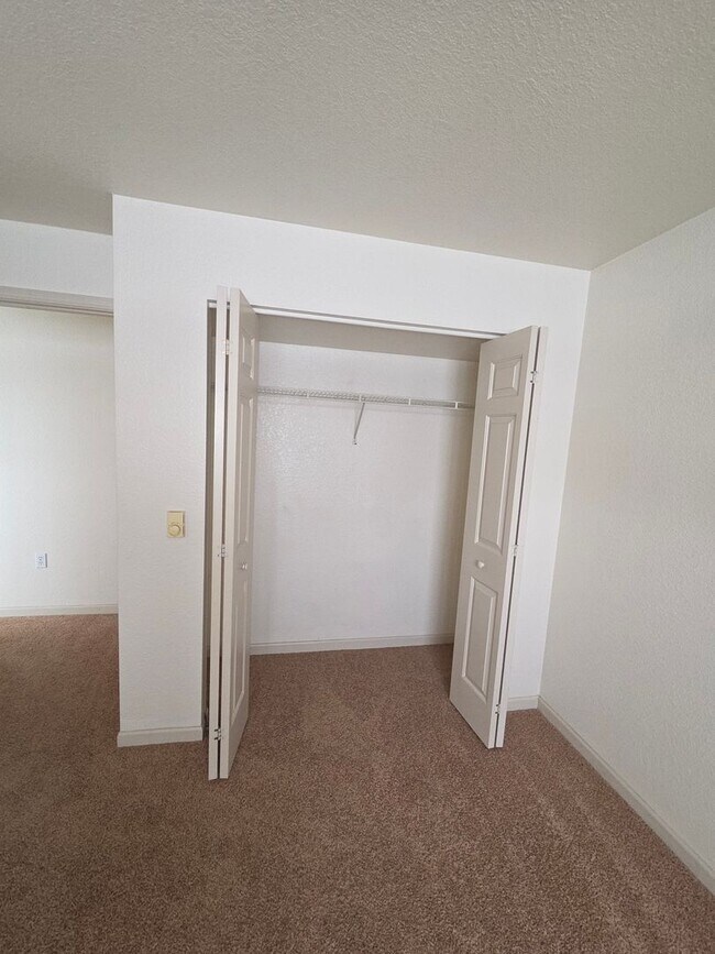 Building Photo - Discover your dream Townhome in Manitowoc!