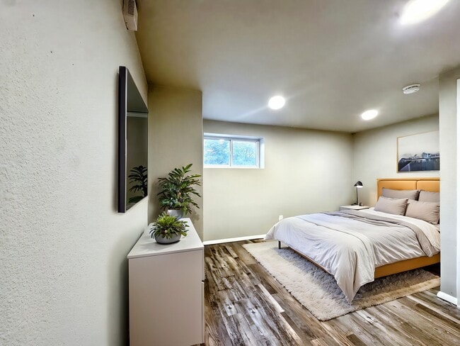 Building Photo - 806 Paradise Ln