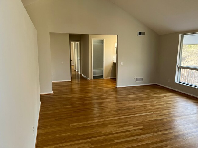 Building Photo - Spacious Home Close to Everything!