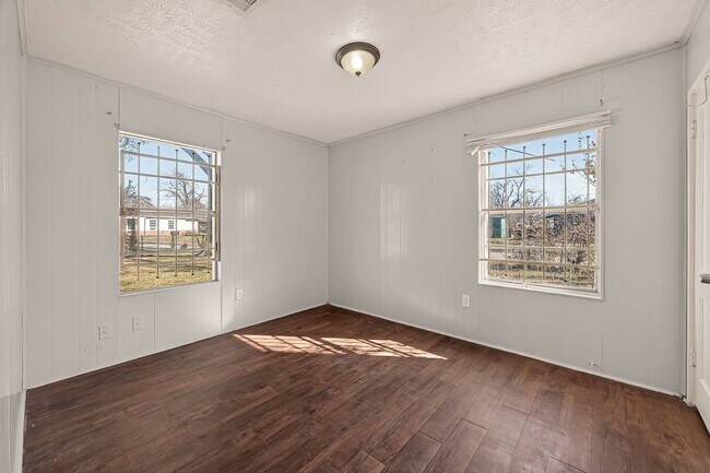 Building Photo - Affordable 4-Bedroom 2-Bathroom Convenient South Houston Home Near Medical Center & City Access
