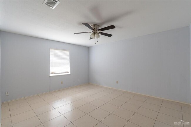 Building Photo - 1021 E Ebony Ln