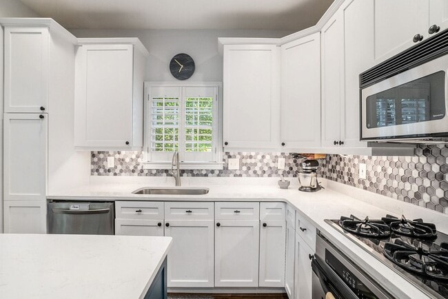 Building Photo - Luxury Townhome Where Midtown Meets Buckhead