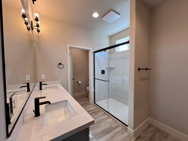 Building Photo - Charming & NEW! 2/2/2 Townhome in Gardnerv...