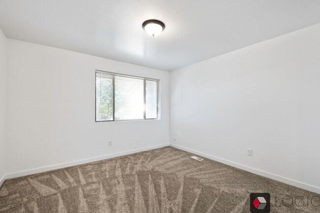 Building Photo - Stunning Single Family Home In Excellent M...