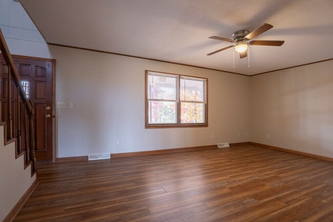 Building Photo - 5 Bedroom, 2 Bathroom Home in Greene County, TN