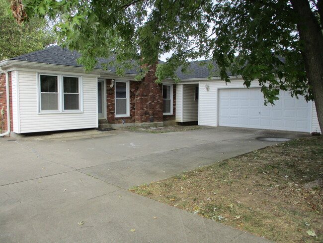 Building Photo - 2901 Creekside Dr
