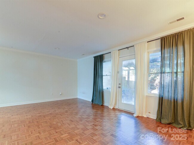 Building Photo - 527 Hawthorne Ln