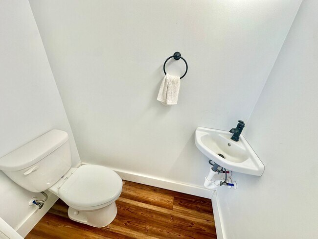 Building Photo - 243 Love St