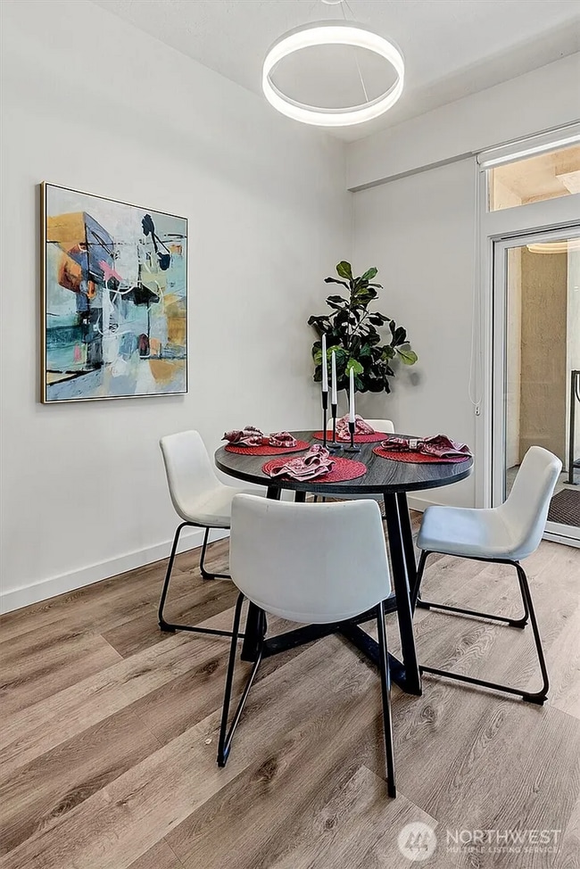 Building Photo - 2 Bed 1.5 Bath Condo Downtown Bellevue