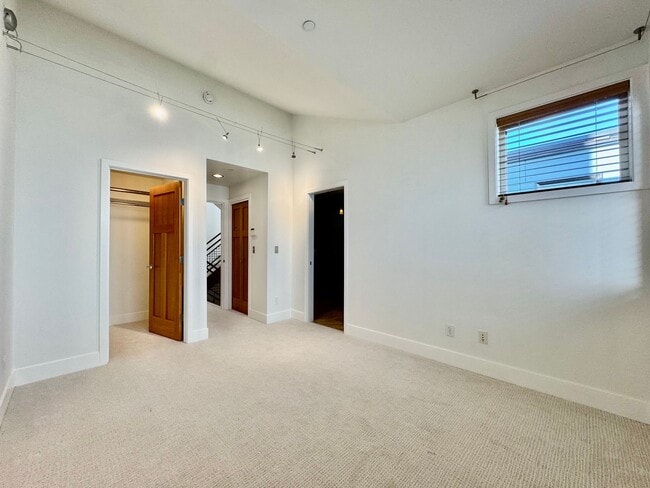 Building Photo - Stunning Fremont Townhome - Incredible Loc...