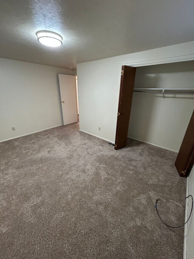 Building Photo - 223 Glenwood Dr