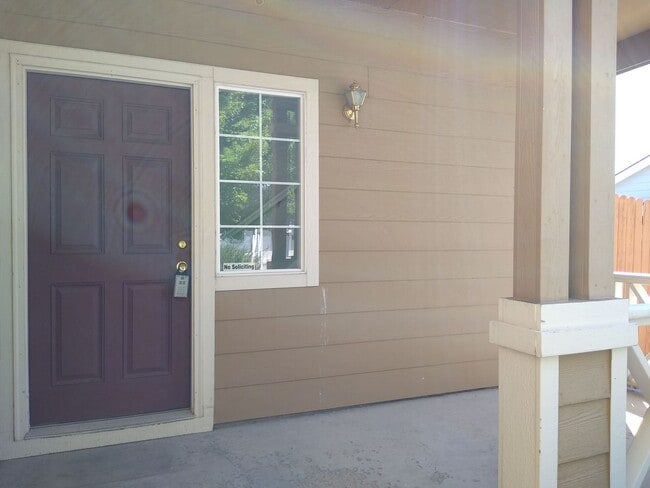 Building Photo - Gorgeous 2 Story 3 Bedroom 2.5 Baths in Da...