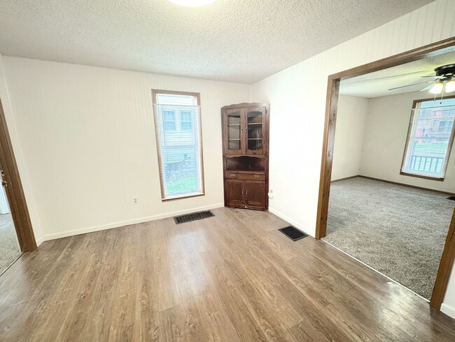 Building Photo - short term lease available