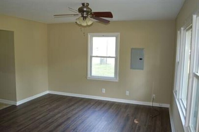 Building Photo - 5609 Goldenrod Rd