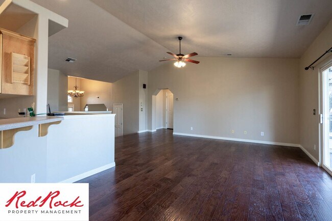 Building Photo - 5 Bedroom Pet Friendly Home!