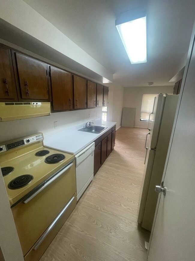 Building Photo - Conveniently Located Gaithersburg 3 Bed/2 Bath Condo, Just Minutes away from I-270 and Shopping!