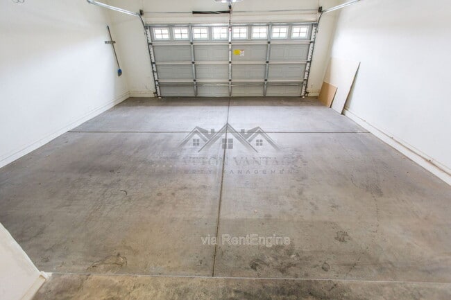 Building Photo - 945 E Blue Spruce Ln