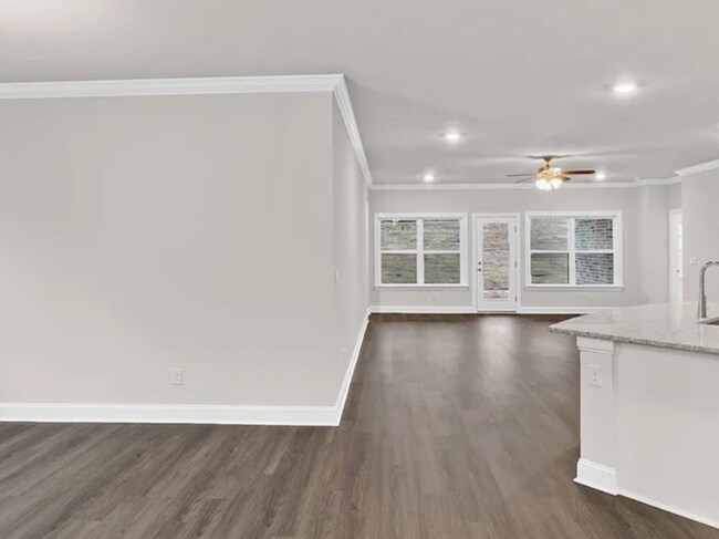 Building Photo - THREE CAR GARAGE in Resort Community