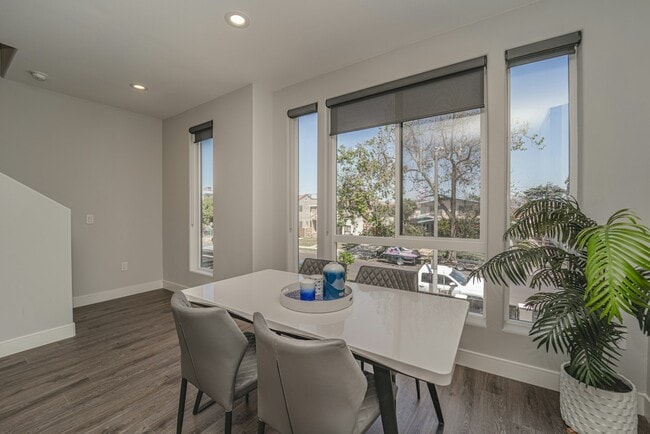 Building Photo - 4532 St Charles Pl
