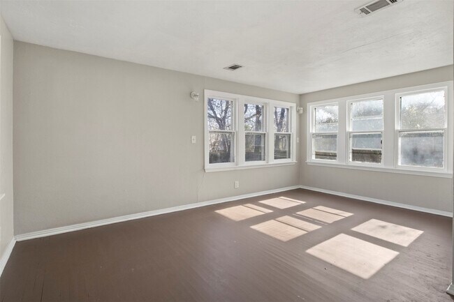 Building Photo - 320 NE 31st St