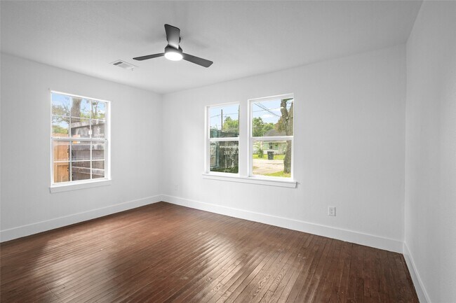 Building Photo - 909 Knight St