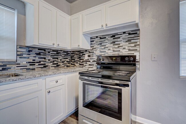 Building Photo - Stunning Remodeled 3-Bedroom Property