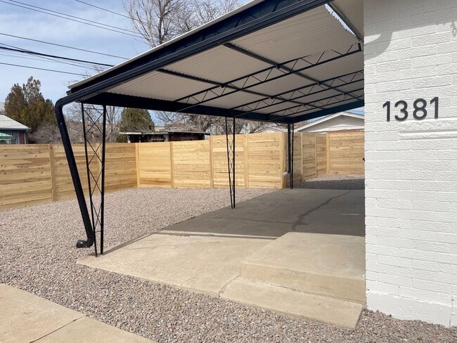 Building Photo - Gorgeous remodeled 2 bedroom in Triplex!