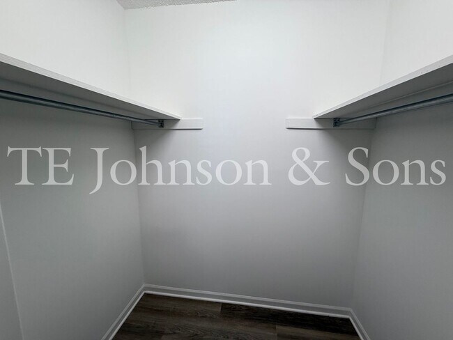 Building Photo - Charming 3-Bedroom Home with Spacious Yard...