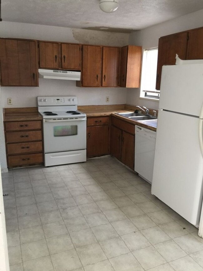 Building Photo - 2 bed 1 bath Townhouse