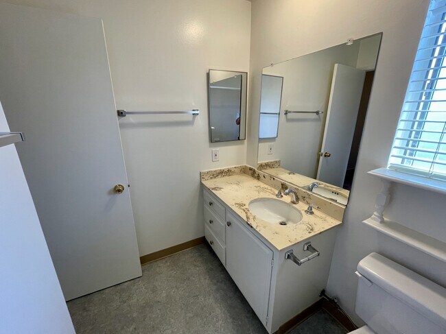 Hall bath1 - 5215 Sepulveda Blvd