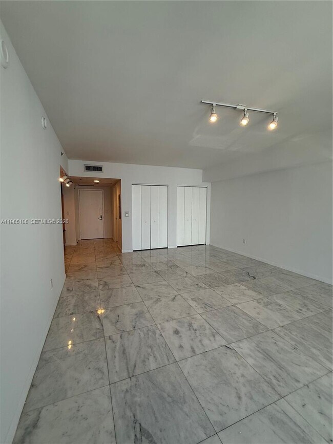 Building Photo - 475 Brickell Ave