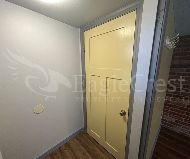 Building Photo - Two Bedroom House with Bonus Room Located ...