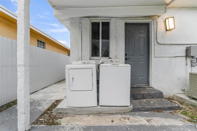 Building Photo - 4530 SW 25th St