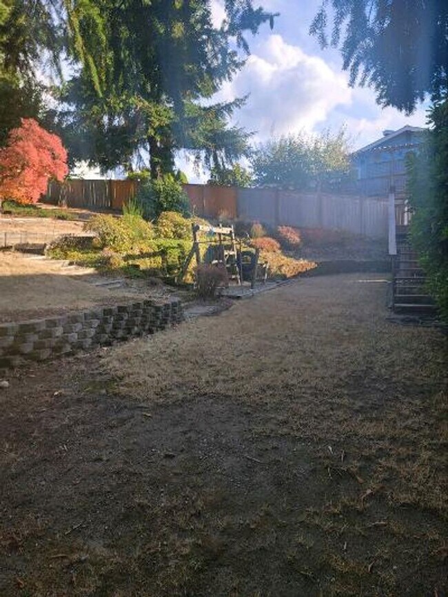 Building Photo - Classic North Tacoma 4 Bedroom Tri-Level with Peak a Boo View!