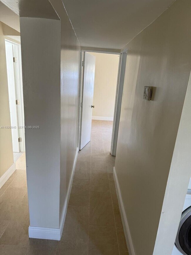 Building Photo - 631 NW 17th Ave