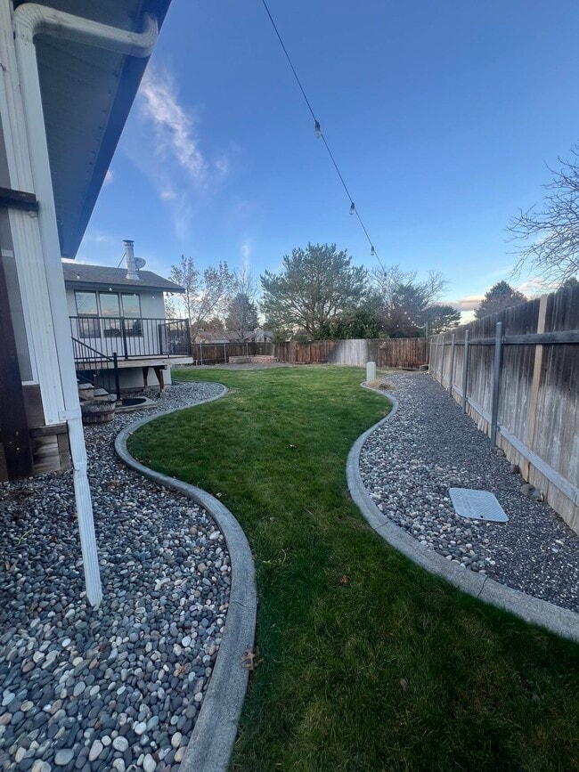 Building Photo - 100 Hills W Way