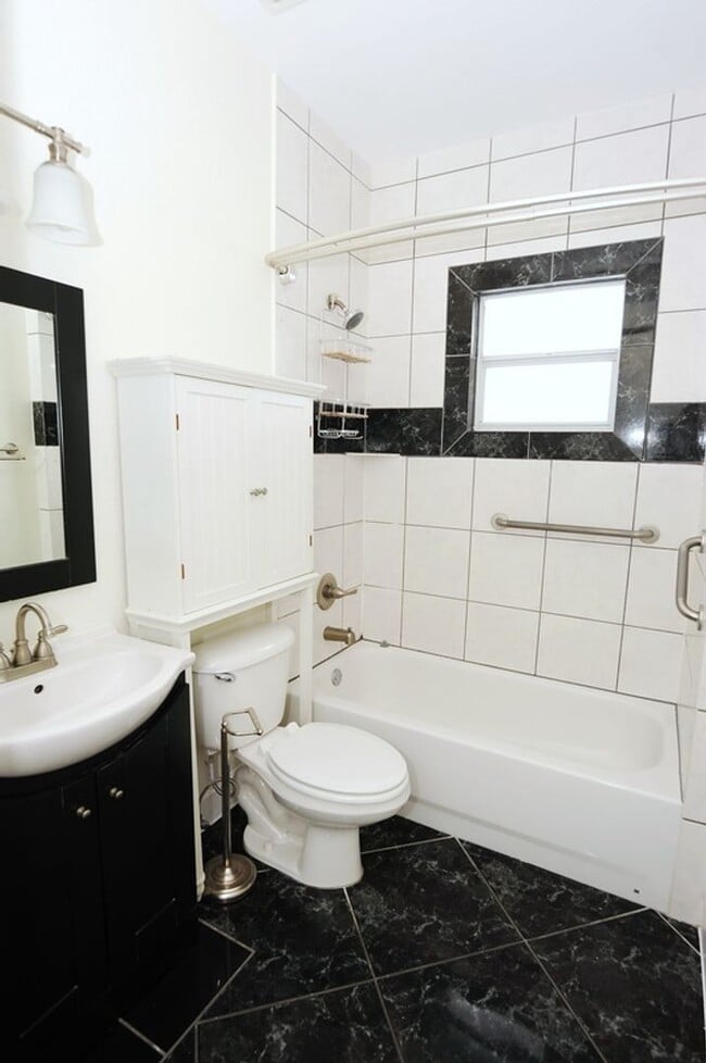 Building Photo - Annual Rental - Single Family Home Naples Park!