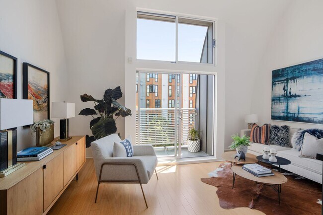 Building Photo - Stunning Two Bedroom Condo in Prime Neighborhood - Please Contact for Showing Availability!