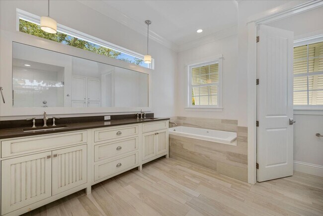 Building Photo - Furnished, Yearly 4bd Home on Siesta Key