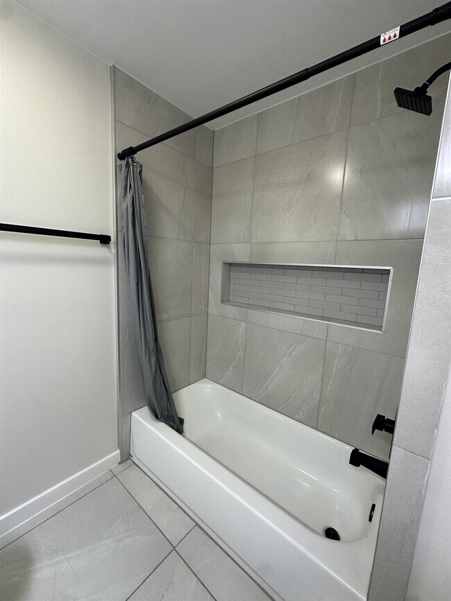 Building Photo - 4018 Ave Fenix Dr