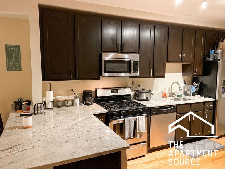 Building Photo - 2227 W Wilson Ave